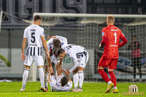 Martin Šroler po doseženem zadetku. Ob njem so Sadriu, K. Cipot, Kozar in Mihelak