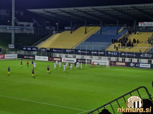 Pogled na zelenico celjskega stadiona.