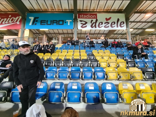 Tribuna s simpatizerji Mure.