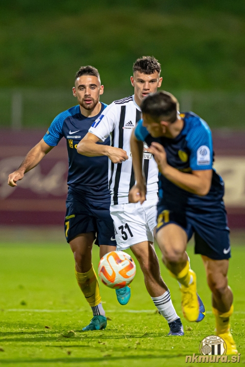 Srđan Kuzmić med dvema Celjanoma.