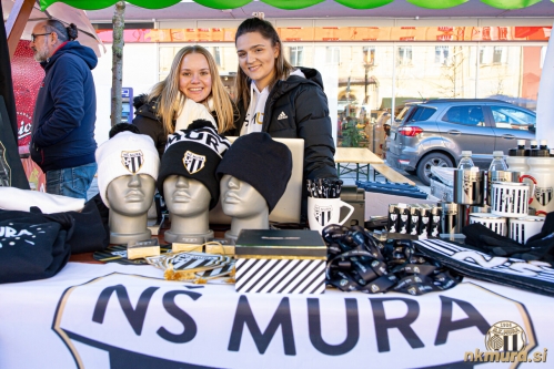 Stojnica Mure je bila locirana pri Blagovnici. Obiskovalci so lahko kupili različne Murine artikle.