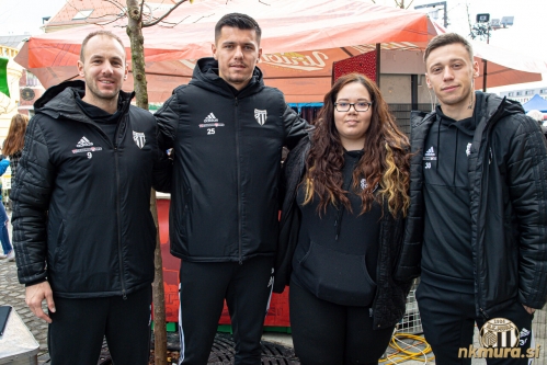 Maruško, Daku in Šroler s svojimi oboževalci.