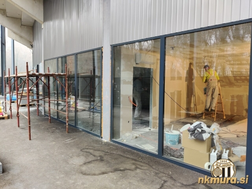 Pogled pod južno tribuno v smeri šanka.