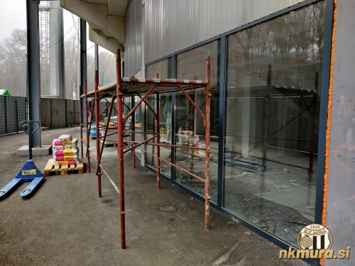 Pogled pod južno tribuno v smeri šanka.