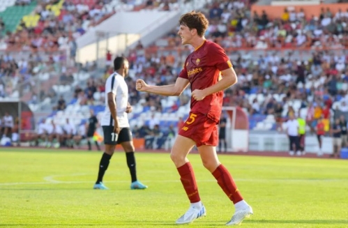 Osrednji branilec Filippo Tripi v dresu Rome.