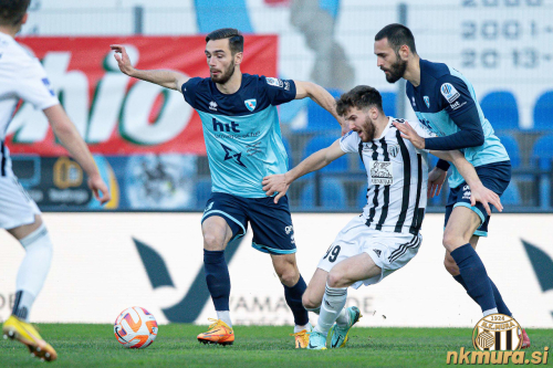 Dardan Shabanhaxhaj v primežu dveh igralcev Gorice.