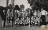 Nogometaši Sobote skupaj s člani upravnega odbora, 16. septembra 1956. Stojijo od leve: Vlado Cvetko (sekretar), Ivo Duraković, Mirko Babič, Ervin Kerčmar (odbornik), Ciril Klajnšček, Ernest Hoyer (predsednik), Bela Kodela, Jože Činč (odbornik), Štefan Ouček, Jože Norčič, Ladislav Koblencer (odbornik) in Slavko Svatina (trener). Čepijo: Hribar, Janez Sečko, Alojz Drvarič, Adi Erjavec in Feri Maučec.