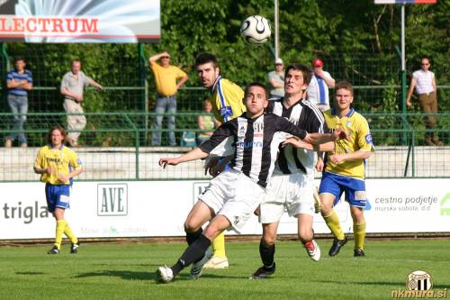 Za žogo se borita Miran Bencik in Branislav Škara.