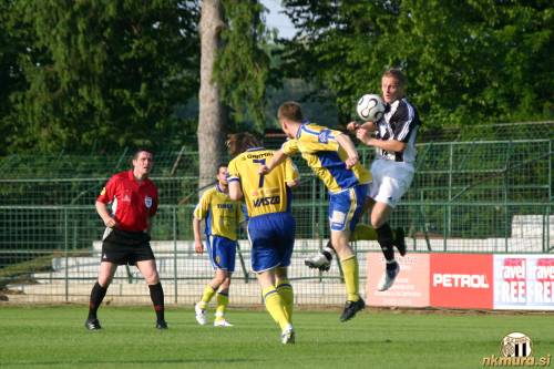 Za žogo se bori Darjan Slavic.