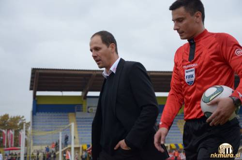 Ante Šimundža na tekmi Domžale : Mura (29. 10. 2011). Ob njem je sodnik Slavko Vinčič.