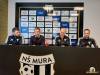 Novinarska konferenca. Od leve: Smiljan Kuhar (predstavnik za medije), Robert Koren (športni direktor), Vladimir Vermezović (trener), Žiga Kous (kapetan ekipe).