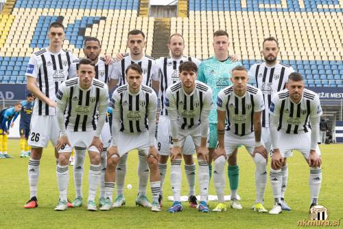 Začetna enajsterica Mure proti Celju. Stojijo od leve: Proleta, Lamy, Sadriu, Maruško, Raduha, Kous. Čepijo: Nuhanović, Ščernjavič, Tripi, Brkić in Maroša.