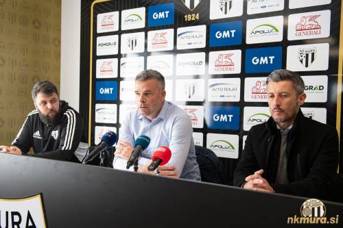 Novinarska konferenca ob ustoličenju Antona Žlogarja za novega Murinega stratega. Levo je predstavnik za medije Smiljan Kuhar, desno pa športni direktor Robert Koren.
