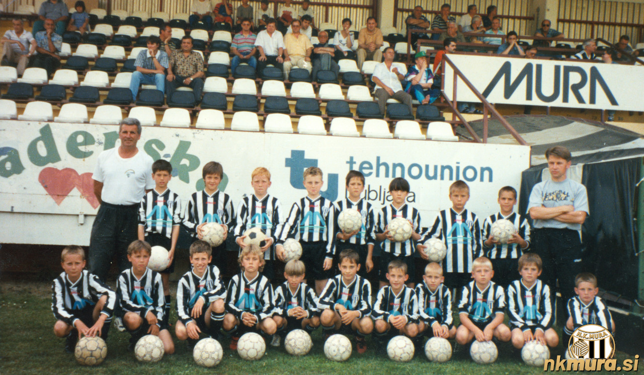 Karel Glažar (stoji levo) z mladimi nogometaši Mure. Fotografija je nastala 10. junija 1998.