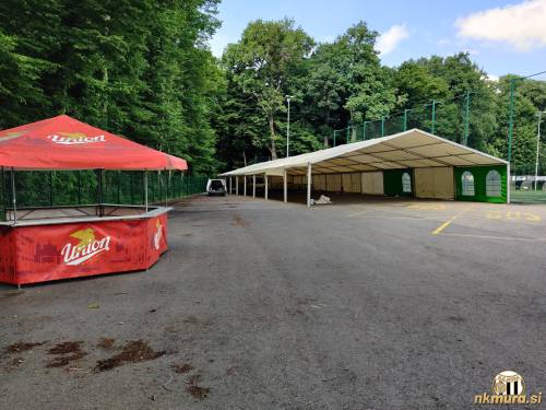 Prizorišče bo v šotoru na parkirišču zraven igrišča z umetno travo.