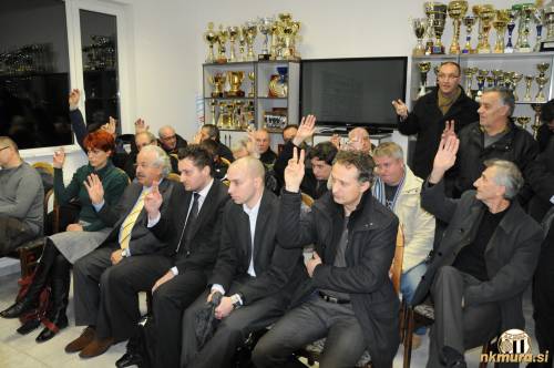 Člani občnega zbora potrjujejo sklep. V ospredju so italijanski investitorji.