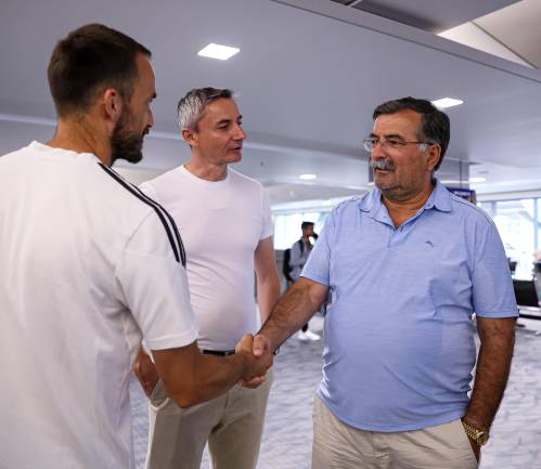 Stisk rok kapetana Žige Kousa in strateškega partnerja Mure Georga Juncaja. V sredini je generalni direktor Agron Šalja.