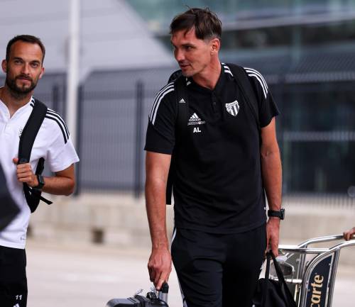 Žiga Kous in trener vratarjev Aleš Luk.