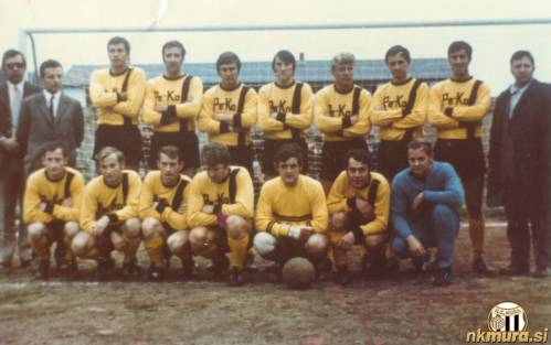 Karel Glažar (stoji tretji z leve) v dresu Bad Radkersburga. Trener Avstrijcev je bil Feri Maučec (stoji drugi z leve).