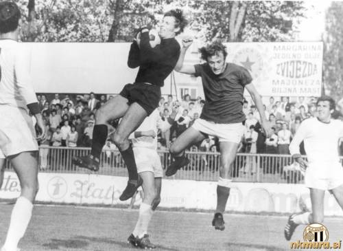 Maribor : Mura, 10. september 1972, II. zvezna liga zahod. Žogo je ujel vratar Mure Zoran Cirkvenčić. Karel Glažar je skrajno desno.