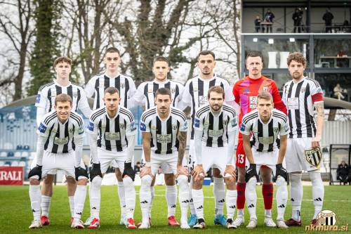 Začetna enajsterica Mure. Stojijo od leve: Jaka Domjan, Borna Proleta, Massimo Decoene, Leard Sadriu, Florijan Raduha in Kai Cipot. Čepijo: Edin Julardžija, Almin Kurtović, Dario Vizinger, Klemen Pucko in Matic Vrbanec.
