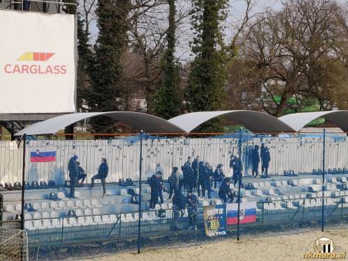 Tekmo si je ogledalo tudi dvajset Celjskih Grofov, ki so v svojem sektorju izobesili slovensko zastavo. Najverjetneje kot odgovor Gorgonam, ki so pred dvema tednoma na tem mestu poveličevale madžarsko zastavo.