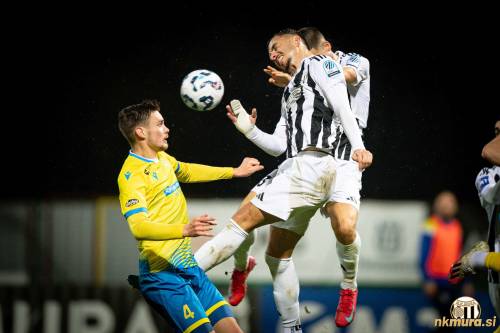 Lan Vidmar (Koper) in Leard Sadriu, ki ga je na današnji tekmi opazoval selektor Kosova Franco Foda.