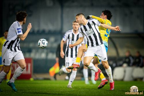 Borba za vsako žogo. Massimo Decoene in Kamil Manseri. Akcijo opazujeta Kai Cipot (št. 4) in Matic Vrbanec (št. 77).