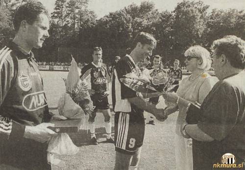 Športno uredništvo Vestnika je je na tekmi med Potrošnikom in Muro sedmič razglasilo najboljšega pomurskega nogometaša in strelca v prvi državni ligi za sezono 1997/98. Za najboljšega nogometaša je bil izbran Dejan Nemec, za najboljšega strelca pa Štefan Škaper. Priznanje sza podelila Irma Benko (direktorica Podjetja za informiranje) in športni urednik Vestnika Feri Maučec.