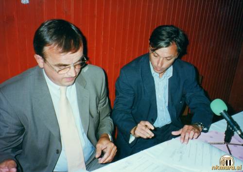 Predsednik Milan Mitja Mörec in Zlatko Kranjčar, ki podpisuje pogodbo z Muro.