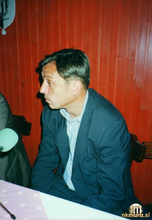 Zlatko Kranjčar na novinarski konferenci ob podpisu pogodbe.