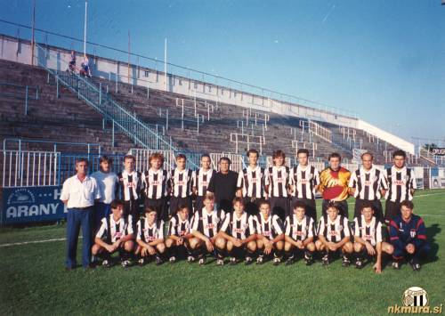 ZTE : Mura na stadionu v Zalaegerszegu. Fotografija je nastala 22. julija 1995. Stojijo od leve: Zlatko Tkalčec (tehnični dir.), Mirko Škalič (pomočnik trenerja), Belec, Cifer, Rous, Poljšak, Marin Kovačić (trener), Bloudek, Kardoš, Alihodžić, Černjavič, Bakula, Breznik. Čepijo: Stampfer, Krančič, A. Baranja, Khlebaline, Ošlaj, Kmetec, Brezić, Kokol, Gajser in Nemec.