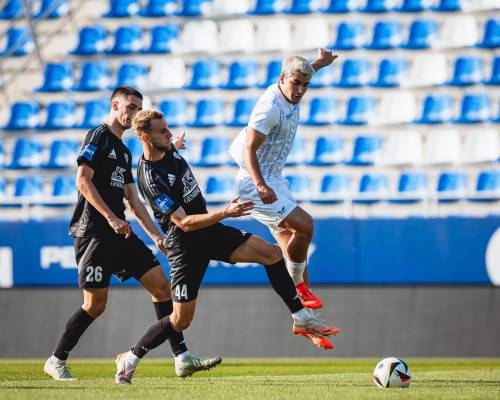 Borna Proleta in Florian Hofer skušata zaustaviti igralca ZTE-ja.