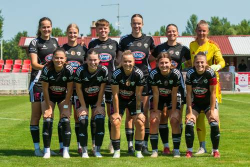 Mura Nona proti Puskas Akademiji. Stojijo od leve: Cvetkovič, Dolinar, Horvat, Serec, Hrga, Truntič. Čepijo: Jakšič, Dasovič Ravnik, Vilčnik, Šoštarič Karič in Rakovec.