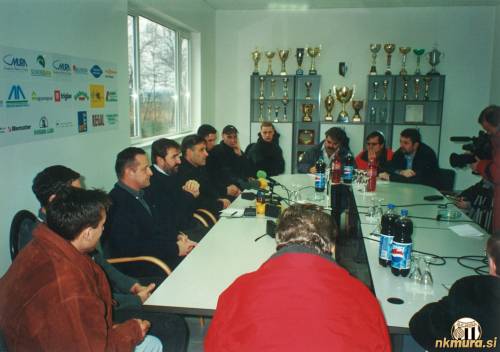 Novinarska konferenca ob predstavitvi Luke Bonačića. V sredini (tretji z leve) je predsednik Tugomir FRajman, zraven njega je član UO Geza Farkaš, sledi pa Luka Bonačić. Novinarska konferenca je potekala v klubskih prostorih na glavni tribuni.