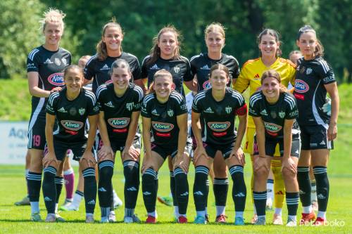 Začetna enajsterica Mure None proti Sturmu. Stojijo od leve: Vindišar, Milović, Paneska, Dolinar, Nemet, L. Kos. Čepijo: Malakhova, Dasović Ravnik, Rakovec, Kolbl in Šoštarič Karič.