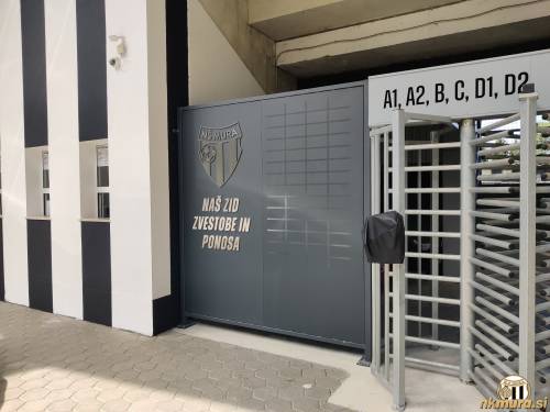 Ob vhodu na stadion nas bo po novem pričakal Naš zid zvestobe in ponosa. Po neuradnih informacijah bo namenjen navijačem, ki bodo lahko kupili ploščico s svojim imenom in priimkom. Ploščica bo nato pritrjena na zid.
