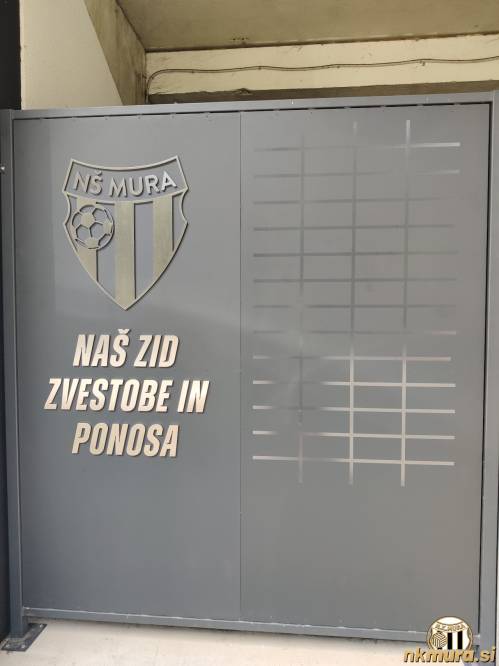 Ob vhodu na stadion nas bo po novem pričakal Naš zid zvestobe in ponosa. Po neuradnih informacijah bo namenjen navijačem, ki bodo lahko kupili ploščico s svojim imenom in priimkom. Ploščica bo nato pritrjena na zid.