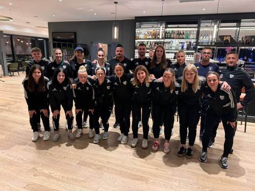 Nogometašice Mure None s predstavnikom ženskega nogometnega kluba Al-Ula.