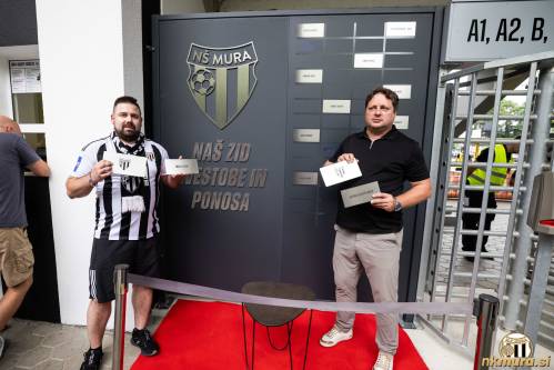 Navijač Mure Matej Lipai in predsednik Robertt Kuzmič pri Murinem zidu zvestobe in ponosa.