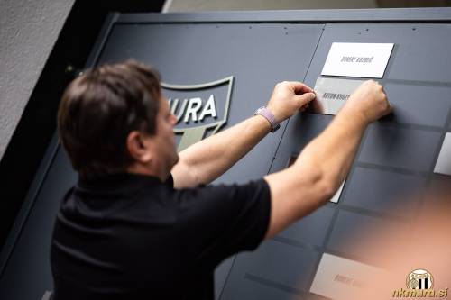 Robert Kuzmič pritrjuje ploščico.