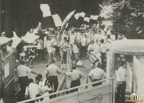 Pred vhodom na stadion v Aarauu.