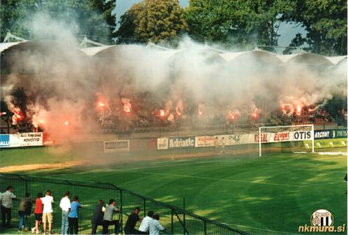 Black Gringosi na tekmi proti Mariboru, 1. septembra 2002.