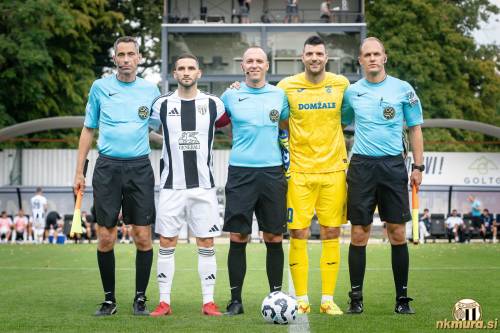 Oba kapetana pred pričetkom tekme.