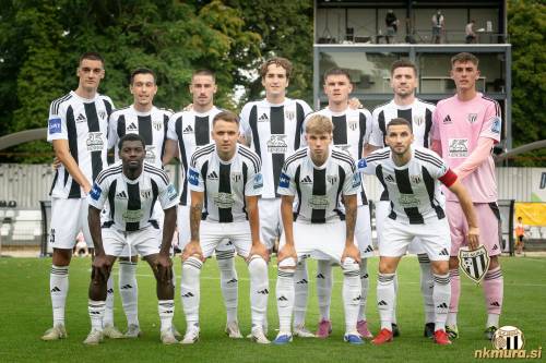 Začetna enajsterica Mure proti Domžalam (16. avgust 2025). Stojijo od leve: Proleta, Ajhmajer, Vizinger, Turudija, Bobičanec, Flis, Strajnar. Spodnja vrsta: Sana, Murić, Petrovič in Kouter.