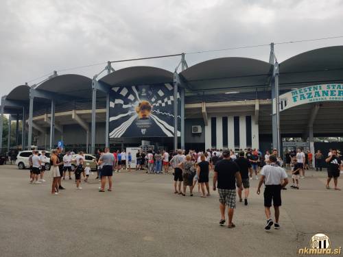 Pred glavnim vhodom na stadion.