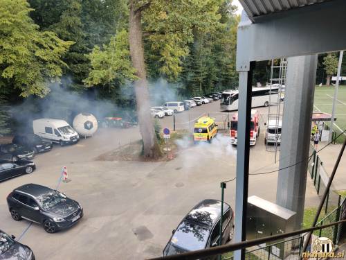 Pred pričetkom tekme so Gringosi v zrak spustili nekaj pirotehnike.