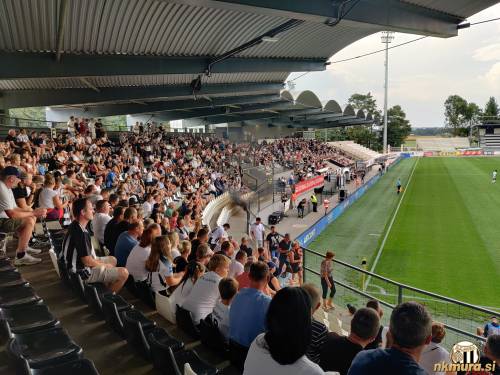 Po zadetku Bobičanca je južno trubuno zadimila dimna bomba.