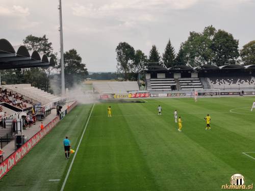 Dimna bomba za prekinitev tekme.