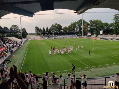 Igralci so ob koncu pozdravili navijače. Severna tribuna je bila zaprta.